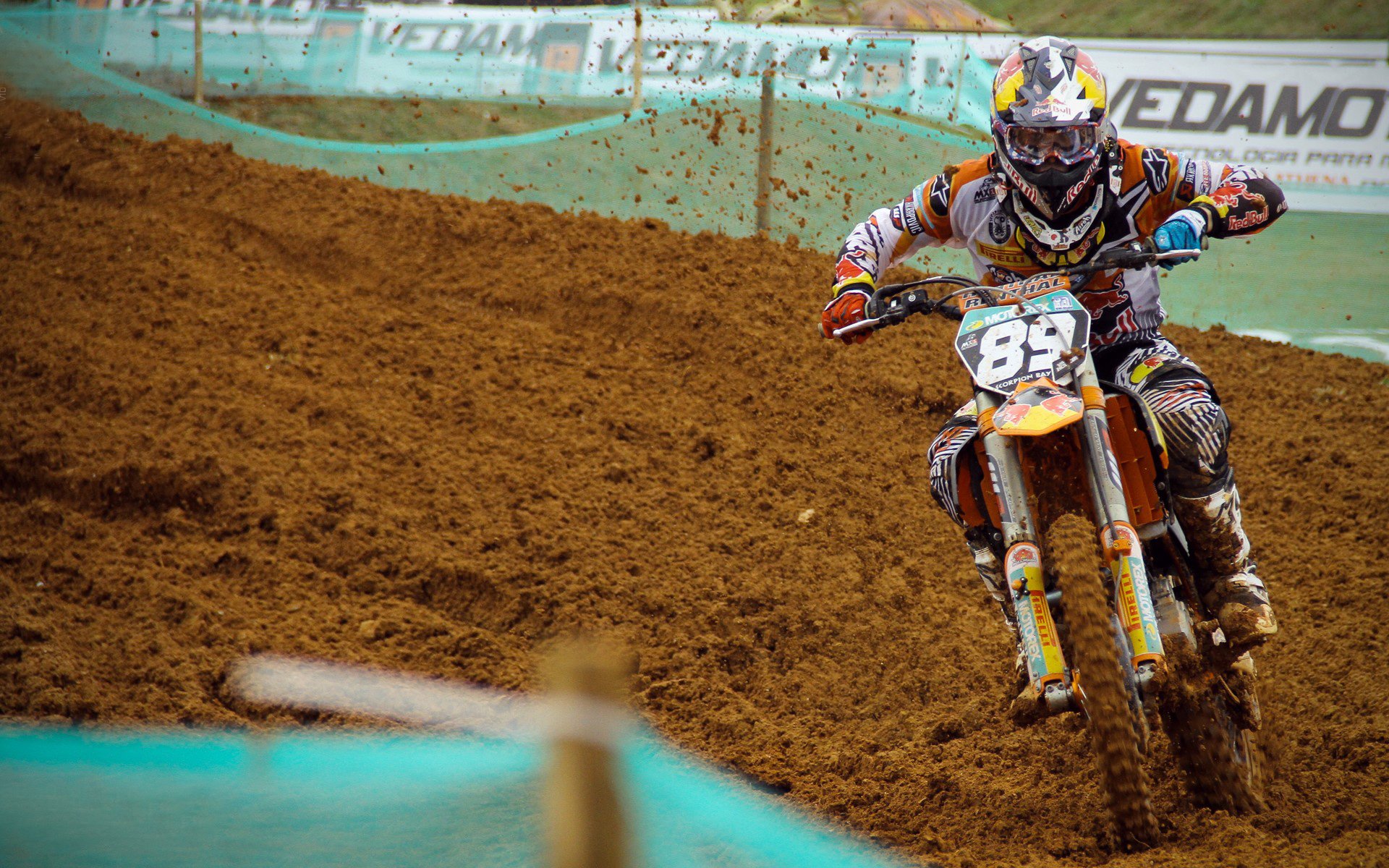 “东安湖赛场：飞扬的风帆与激情的竞技”